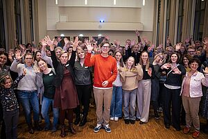 Das Bildungswerk-Team und die Gäste freuen sich mit dem Moderator über den gelungenen Abend.  Foto: Anke Sundermeier