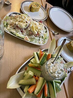 Leckere Rohkostplatte und ein Salat aus dem Kurs "Schnell und gesund kochen"