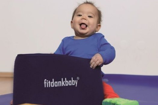 Ein Baby hat Spa&szlig; im fitdankbaby-Kurs.