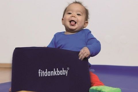 Ein Baby hat Spa&szlig; im fitdankbaby-^kurs.