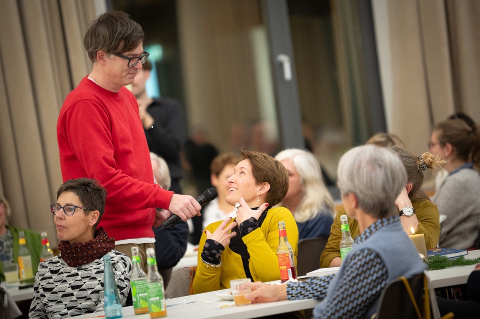 Ralph Caspers begeisterte die Gäste im Reinoldinum mit seiner ungewöhnlichen Moderation.  Foto: Anke Sundermeier