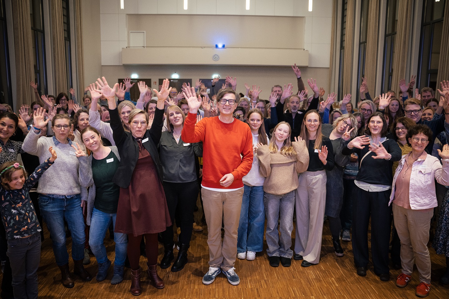 Das Bildungswerk-Team und die Gäste freuen sich mit dem Moderator über den gelungenen Abend.  Foto: Anke Sundermeier