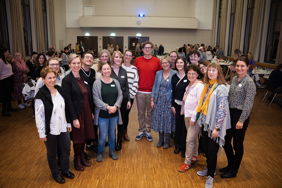 Das Bildungswerk-Team gemeinsam mit Ralph Caspers. Foto: Anke Sundermeier