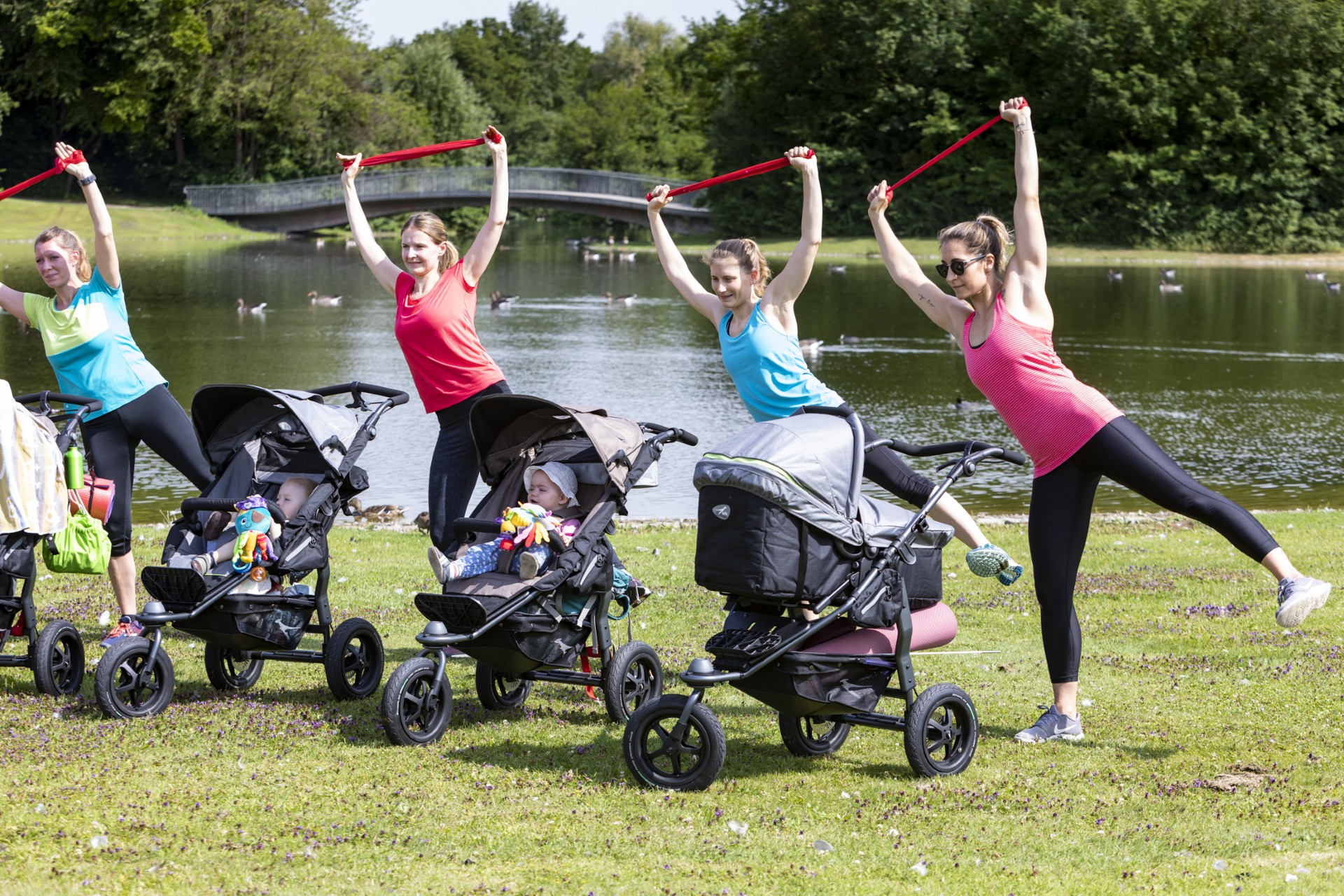 Mehrere Mamas beim Sport im Park - die Babys sind im Buggy dabei.