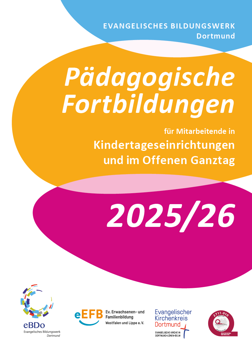 Das Titelblatt des Programms der Pädagogischen Fortbildungen für Mitarbeitende in Kitas und im Offenen Ganztag.
